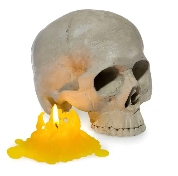 Teschio umano di Halloween, testa fantasma scheletro illuminata con un giallo — Foto Stock