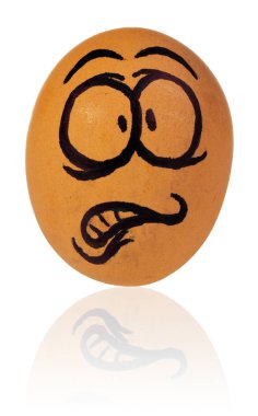 Bir bir adam korku içinde karikatür komik yüzü boyalı Paskalya yortusu yumurta. 