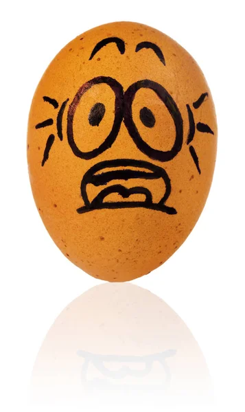 Πασχαλινό αυγό, βαμμένο σε ένα τρομοκρατημένος γελοιογραφία αστείο πρόσωπο από έναν άντρα. — Φωτογραφία Αρχείου