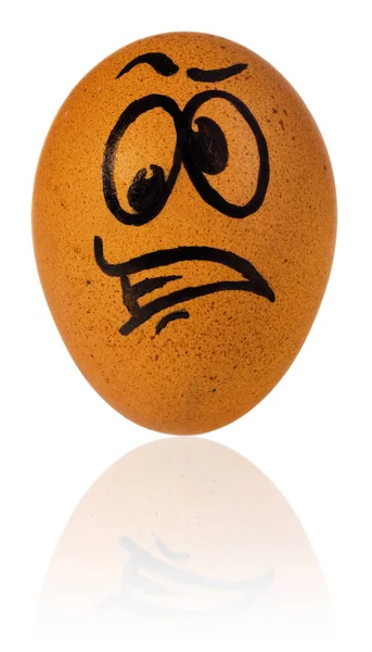 Ovo de Páscoa, pintado em um desenho animado aterrorizado rosto engraçado de um cara . — Fotografia de Stock