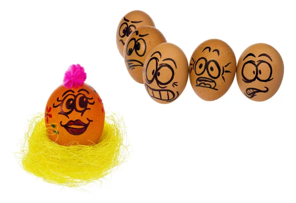Huevos en colores naturales se ven con horror, asombro y miedo a una —  Fotos de Stock