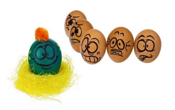 Huevos en colores naturales se ven con horror, asombro y miedo a una —  Fotos de Stock