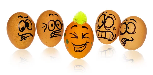 Пасхальные яйца, раскрашенные в улыбающиеся и испуганные мультяшные лица выглядят — стоковое фото