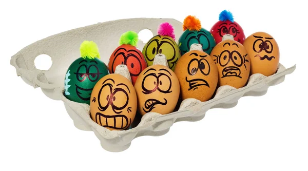 Huevos de Pascua, pintados a mano con dibujos animados sonrientes y aterrorizados —  Fotos de Stock