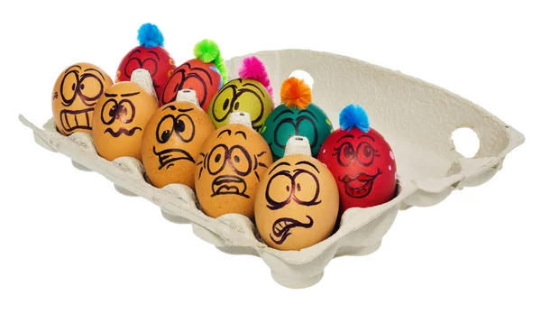 Huevos de Pascua, pintados a mano con dibujos animados sonrientes y aterrorizados —  Fotos de Stock