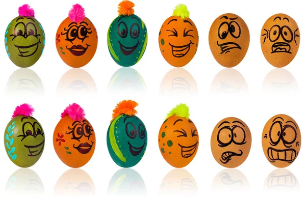 Paskalya yumurtası, boyalı çizgi film yüz adam gülümsüyor. Örneğin dekore edilmiş — Stok fotoğraf