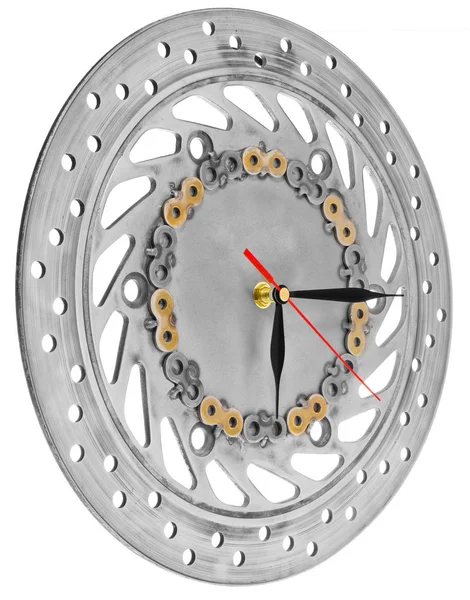 Jam buatan tangan terbuat dari onderdil sepeda motor. Sebuah wajah jam terbuat dari — Stok Foto