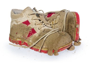 Çocuk küçük ayakkabı çamurla kaplı. Çocuk için kirli tozluk