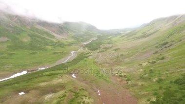 Havadan görünümü Kamçatka. Uçan Kar ve taşlar üzerine. uçuş. sis