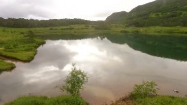 Göl üzerinde uçan. Kamçatka