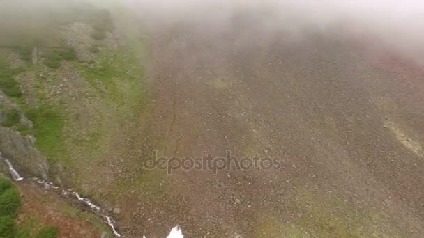 Panorama vista aérea Kamchatka. Cachoeira. Mountain Creek. Voando sobre as pedras e neve — Vídeo de Stock