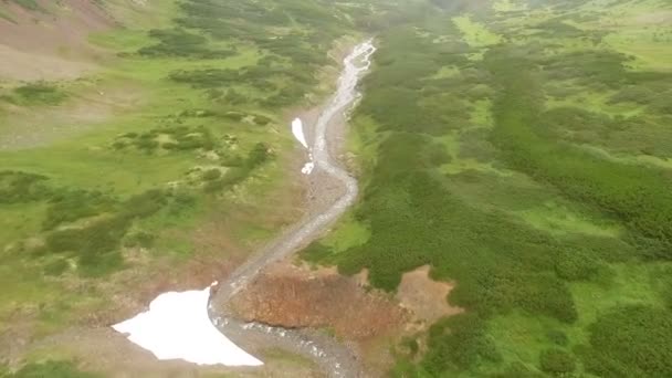 survolant un ruisseau de montagne. Cascade 
