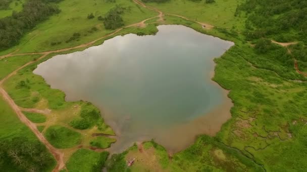 Lago Vista Aérea. Lago en las montañas — Vídeos de Stock