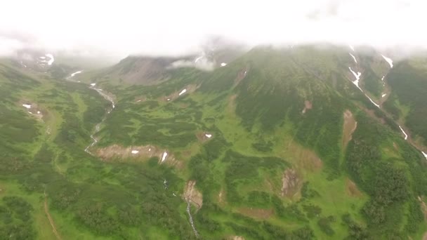 Montañas en la niebla. Panorama reconciliado con el fondo — Vídeos de Stock