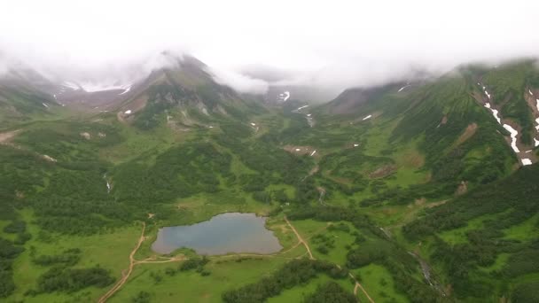 Légifelvételek Kamcsatka. Lövés a levegőből, a hegyek és tavak — Stock videók