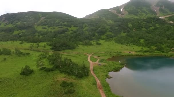 Kamera ve dönüş yayılımı göl kenarında — Stok video