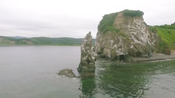 Isla en Kamchatka. Rocas en el Océano Pacífico — Vídeo de stock