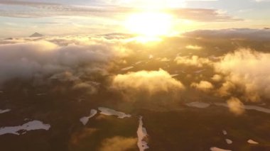 Bulutların üstünde uçan. Uçak bulutların üzerinde uçuyor. Uçak bulutların üzerinde uçuyor