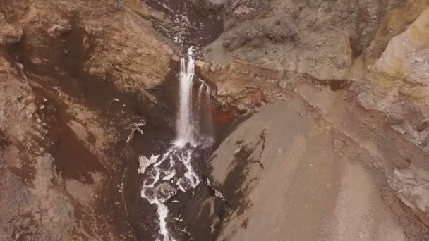 Waterval in de vulkaan. Mountain Creek. — Stockvideo