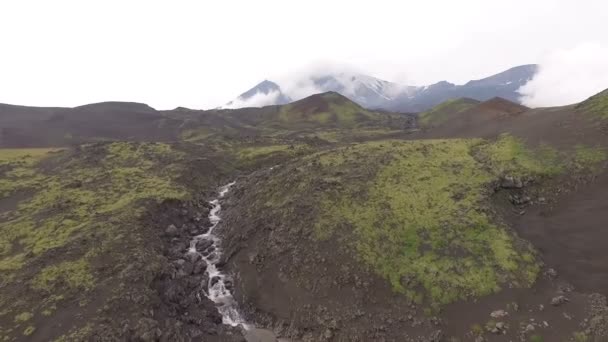 Vulcano dormiente. Il fiume scorre dalle montagne — Video Stock