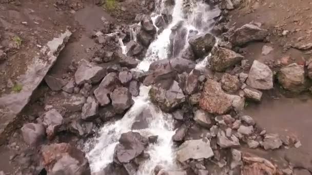 Volare lungo il fiume di montagna. Il torrente scorre attraverso le rocce — Video Stock