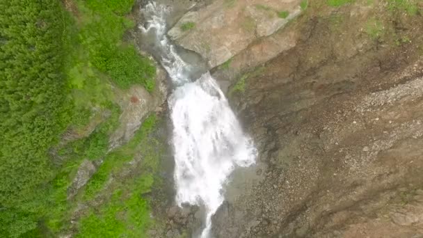 Vista de la cascada desde el vuelo de las aves. Cascada de fotos aéreas — Vídeos de Stock