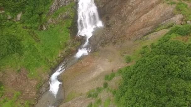 Vista de la cascada desde el vuelo de las aves. Vídeo aéreo de cascada — Vídeos de Stock