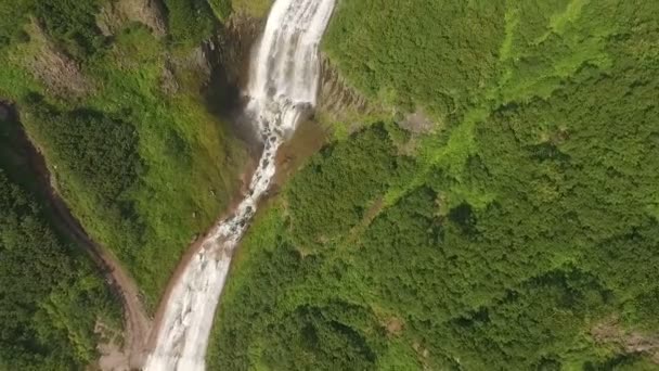 Prachtige waterval in Rusland. Waterval antenne. — Stockvideo