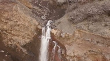 Uçan dağ Nehri boyunca. Kayalar dere akıyor.