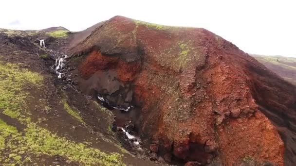 Водопад в вулкане. Горная река впадает в водопад — стоковое видео