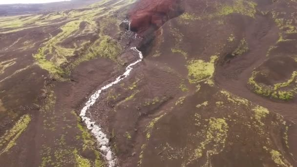 Río de montaña desemboca en una cascada . — Vídeos de Stock