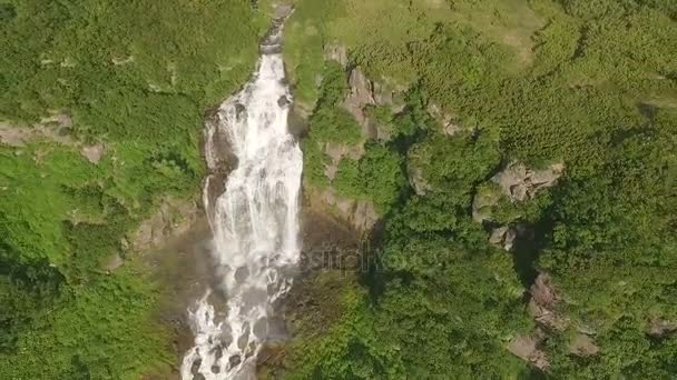 Prachtige vlucht copter over de waterval — Stockvideo