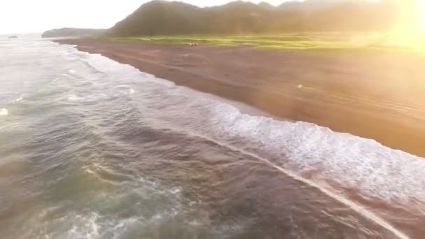 Flying over the ocean. Sea waves. Sunset Pacific Ocean. People in the wild — Stock Video