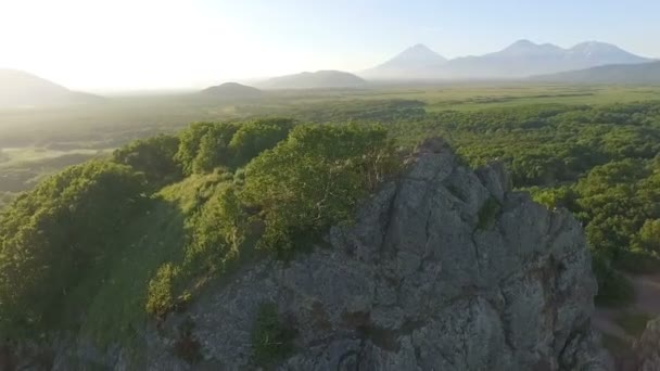 Люди на скале в дикой природе. закат и восход солнца — стоковое видео