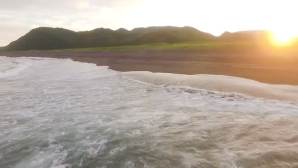 Камера летить над хвилями. Тихий океан — стокове відео