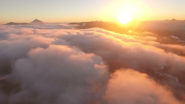 Flygfoto. Solnedgång. Solen går i moln bakom bergen — Stockvideo