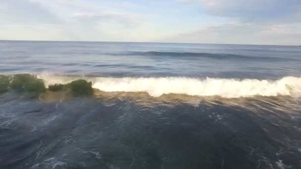 Krásné mořské vlny při západu slunce. Otočení kamery. Panorama. — Stock video