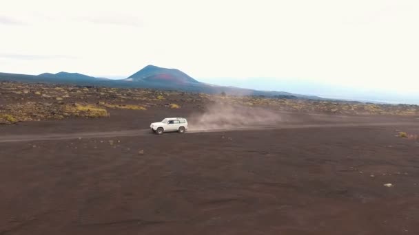 Βόλτες με τζιπ κοντά στο ηφαίστειο. Περιβάλλοντας με copter Suv. Έκρηξη — Αρχείο Βίντεο