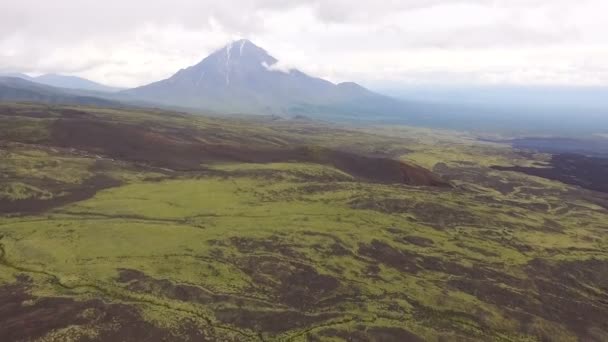 Spännvidd av vulkanen. Flygande längs floden till bergen. — Stockvideo