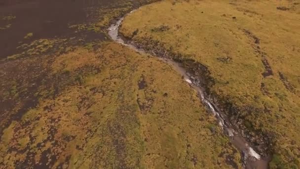 Vista aérea. Voando sobre o belo rio da montanha. Câmara aérea disparada. Panorama da paisagem . — Vídeo de Stock