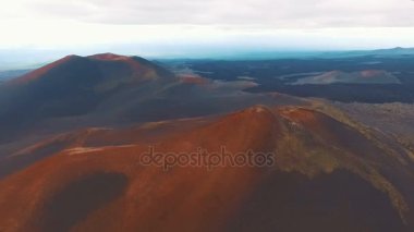Kırmızı dağ. Güzel manzara. Dağların üzerinden uçan.