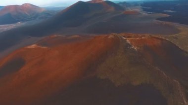 Kırmızı Hills. Güzel manzara. Dağların üzerinden uçan.