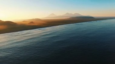 En güzel gün batımı denize. Sis mesafe dağlarda. Havadan filme