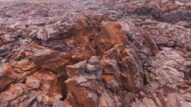 Lav yanardağ dondu. Magma, kırmızı toprak. Lav krechenie havada üzerinde uçan.