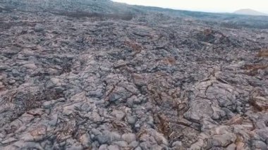 Volkan üzerinde uçan. Lav çekim. Magma.