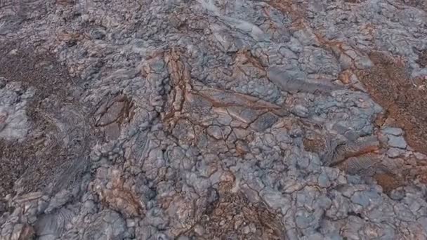 溶岩は、そのパス内のすべてを溶かした。空中ドローン火山と溶岩 — ストック動画