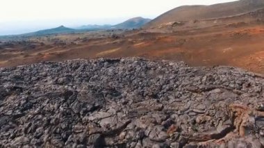 Sıradışı doğa. Uçan yaban hayatı üzerinde. Çöl, lav yanardağ ve kırmızı toprak