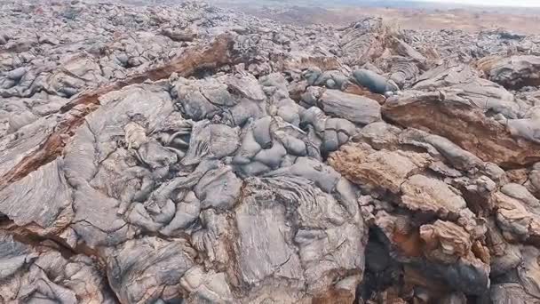 Magma sopka, ztvrdlá láva ze sopky se zavřít. Pořízené fotoaparátem se blíží. Kamčatka. — Stock video