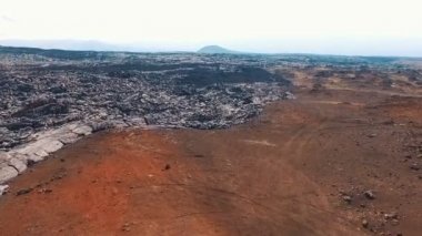 Yanık toprak volkanik lav. Kızıl toprağı. Yaşayan hiçbir şey.