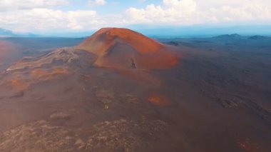 Kırmızı gezegendeki çölde manzara. Kırmızı bir yere robot için uçtu